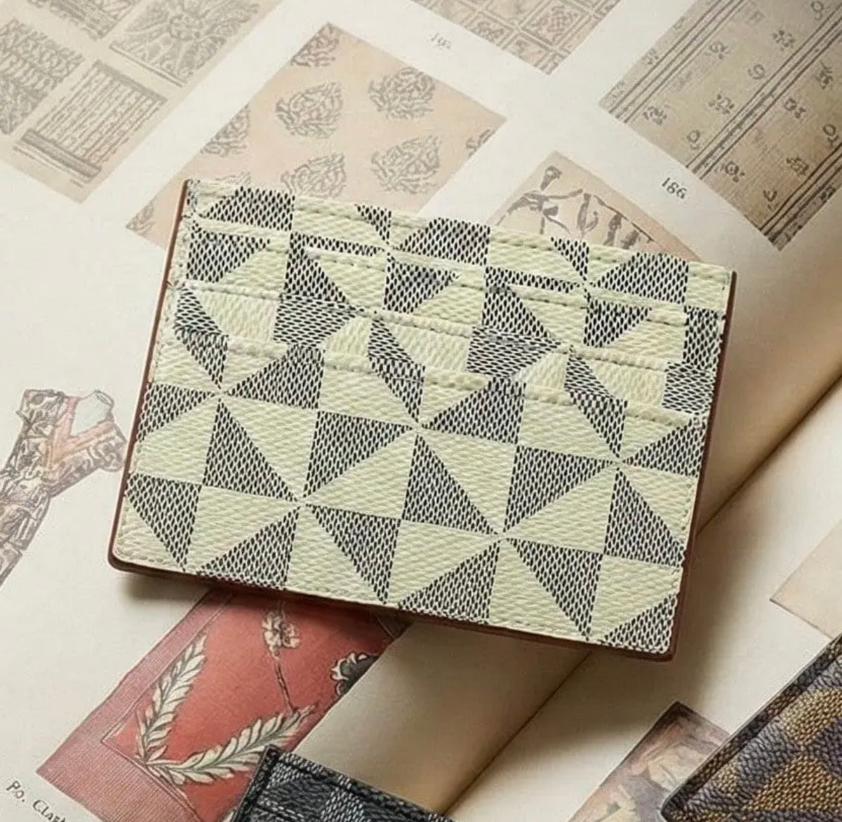 Design Cardholder (2 Colors)
